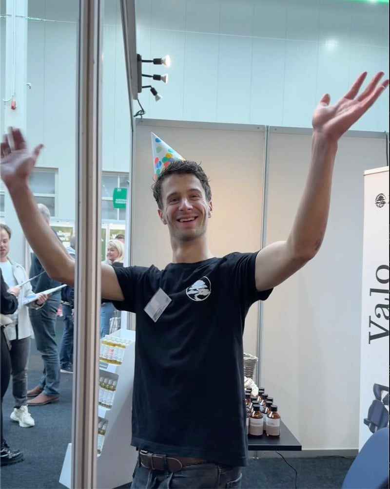 Medewerker in ZenGrowth shirt